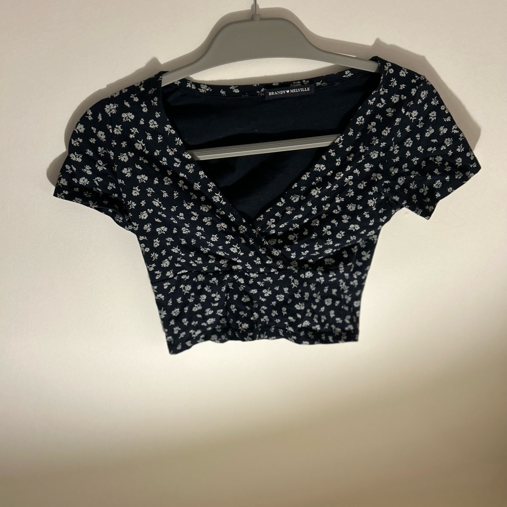 Brandy Melville cropped wrap to you. Floral pattern.